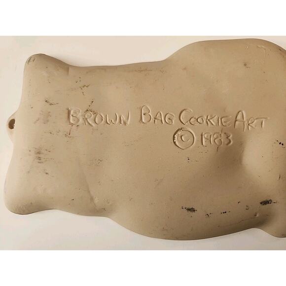 Brown Bag Cookie Art Vintage Retired 1983 Seated Cat Holding Flowers Clay Mold - Picture 3 of 3